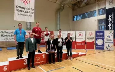 PONAD 80 ZAWODNIK&Oacute;W OLIMPIAD SPECJALNYCH  RYWALIZOWAŁO PODCZAS TURNIEJU BADMINTONA W KOZIENICACH 14