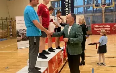 PONAD 80 ZAWODNIK&Oacute;W OLIMPIAD SPECJALNYCH  RYWALIZOWAŁO PODCZAS TURNIEJU BADMINTONA W KOZIENICACH 15
