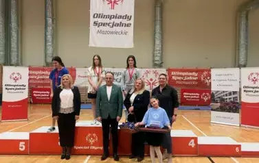 PONAD 80 ZAWODNIK&Oacute;W OLIMPIAD SPECJALNYCH  RYWALIZOWAŁO PODCZAS TURNIEJU BADMINTONA W KOZIENICACH 16