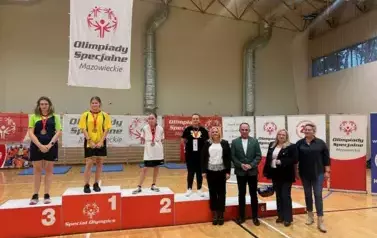 PONAD 80 ZAWODNIK&Oacute;W OLIMPIAD SPECJALNYCH  RYWALIZOWAŁO PODCZAS TURNIEJU BADMINTONA W KOZIENICACH 19