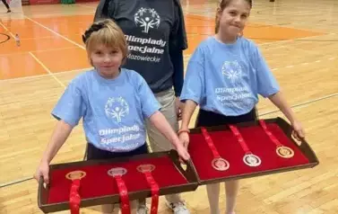 PONAD 80 ZAWODNIK&Oacute;W OLIMPIAD SPECJALNYCH  RYWALIZOWAŁO PODCZAS TURNIEJU BADMINTONA W KOZIENICACH 20