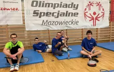 PONAD 80 ZAWODNIK&Oacute;W OLIMPIAD SPECJALNYCH  RYWALIZOWAŁO PODCZAS TURNIEJU BADMINTONA W KOZIENICACH 21