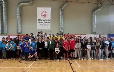 PONAD 80 ZAWODNIK&Oacute;W OLIMPIAD SPECJALNYCH  RYWALIZOWAŁO PODCZAS TURNIEJU BADMINTONA W KOZIENICACH 24