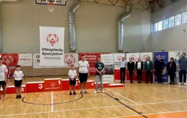 PONAD 80 ZAWODNIK&Oacute;W OLIMPIAD SPECJALNYCH  RYWALIZOWAŁO PODCZAS TURNIEJU BADMINTONA W KOZIENICACH 27