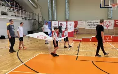 PONAD 80 ZAWODNIK&Oacute;W OLIMPIAD SPECJALNYCH  RYWALIZOWAŁO PODCZAS TURNIEJU BADMINTONA W KOZIENICACH 28