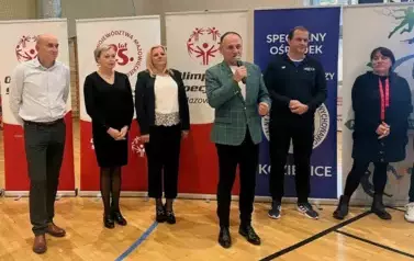 PONAD 80 ZAWODNIK&Oacute;W OLIMPIAD SPECJALNYCH  RYWALIZOWAŁO PODCZAS TURNIEJU BADMINTONA W KOZIENICACH 32