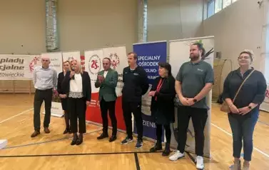 PONAD 80 ZAWODNIK&Oacute;W OLIMPIAD SPECJALNYCH  RYWALIZOWAŁO PODCZAS TURNIEJU BADMINTONA W KOZIENICACH 33