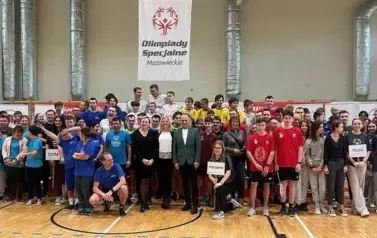 PONAD 80 ZAWODNIK&Oacute;W OLIMPIAD SPECJALNYCH  RYWALIZOWAŁO PODCZAS TURNIEJU BADMINTONA W KOZIENICACH 34