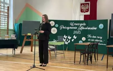 Z DUMĄ W DOROSŁOŚĆ &ndash; UROCZYSTE ZAKOŃCZENIE ROKU MATURZYST&Oacute;W 4