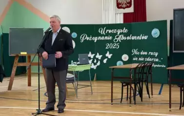 Z DUMĄ W DOROSŁOŚĆ &ndash; UROCZYSTE ZAKOŃCZENIE ROKU MATURZYST&Oacute;W 5