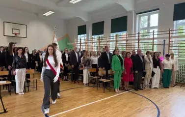 Z DUMĄ W DOROSŁOŚĆ &ndash; UROCZYSTE ZAKOŃCZENIE ROKU MATURZYST&Oacute;W 7
