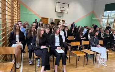 Z DUMĄ W DOROSŁOŚĆ &ndash; UROCZYSTE ZAKOŃCZENIE ROKU MATURZYST&Oacute;W 8