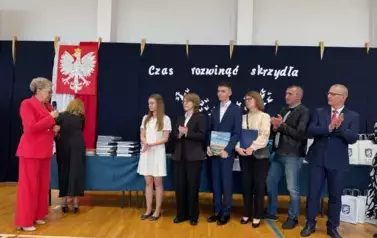 Z DUMĄ W DOROSŁOŚĆ &ndash; UROCZYSTE ZAKOŃCZENIE ROKU MATURZYST&Oacute;W 12