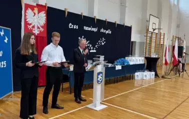 Z DUMĄ W DOROSŁOŚĆ &ndash; UROCZYSTE ZAKOŃCZENIE ROKU MATURZYST&Oacute;W 15