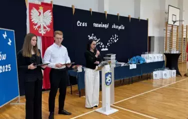 Z DUMĄ W DOROSŁOŚĆ &ndash; UROCZYSTE ZAKOŃCZENIE ROKU MATURZYST&Oacute;W 16