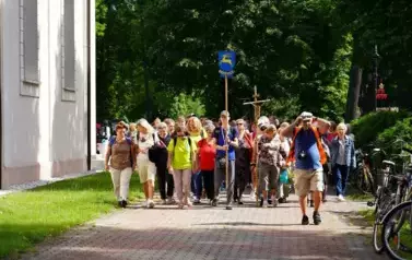 KOZIENICKA &bdquo;OSIEMNASTKA&rdquo; WYRUSZYŁA NA PIELGRZYMI SZLAK 12