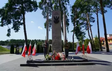 MIESZKAŃCY POWIATU KOZIENICKIEGO ODDALI HOŁD BOHATEROM BITWY WARSZAWSKIEJ 6