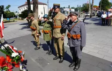 MIESZKAŃCY POWIATU KOZIENICKIEGO ODDALI HOŁD BOHATEROM BITWY WARSZAWSKIEJ 8