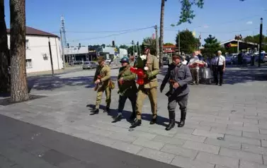 MIESZKAŃCY POWIATU KOZIENICKIEGO ODDALI HOŁD BOHATEROM BITWY WARSZAWSKIEJ 9