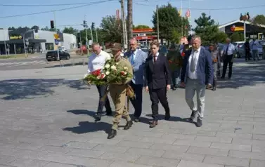 MIESZKAŃCY POWIATU KOZIENICKIEGO ODDALI HOŁD BOHATEROM BITWY WARSZAWSKIEJ 10