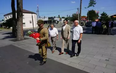 MIESZKAŃCY POWIATU KOZIENICKIEGO ODDALI HOŁD BOHATEROM BITWY WARSZAWSKIEJ 12