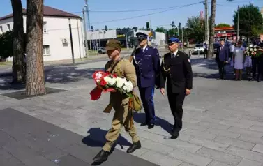 MIESZKAŃCY POWIATU KOZIENICKIEGO ODDALI HOŁD BOHATEROM BITWY WARSZAWSKIEJ 17