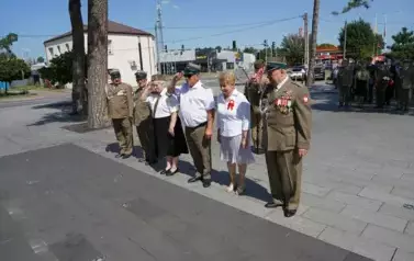 MIESZKAŃCY POWIATU KOZIENICKIEGO ODDALI HOŁD BOHATEROM BITWY WARSZAWSKIEJ 19