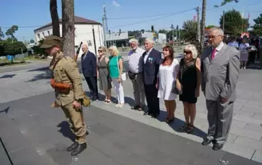 MIESZKAŃCY POWIATU KOZIENICKIEGO ODDALI HOŁD BOHATEROM BITWY WARSZAWSKIEJ 20