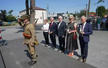 MIESZKAŃCY POWIATU KOZIENICKIEGO ODDALI HOŁD BOHATEROM BITWY WARSZAWSKIEJ 21