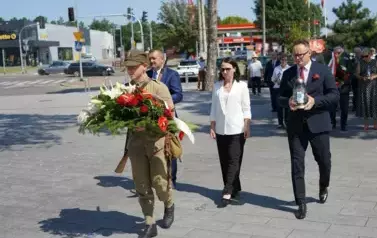 MIESZKAŃCY POWIATU KOZIENICKIEGO ODDALI HOŁD BOHATEROM BITWY WARSZAWSKIEJ 25