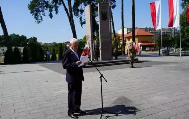MIESZKAŃCY POWIATU KOZIENICKIEGO ODDALI HOŁD BOHATEROM BITWY WARSZAWSKIEJ 28