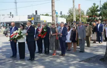 MIESZKAŃCY POWIATU KOZIENICKIEGO ODDALI HOŁD BOHATEROM BITWY WARSZAWSKIEJ 30