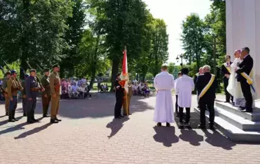 MIESZKAŃCY POWIATU KOZIENICKIEGO ODDALI HOŁD BOHATEROM BITWY WARSZAWSKIEJ 46
