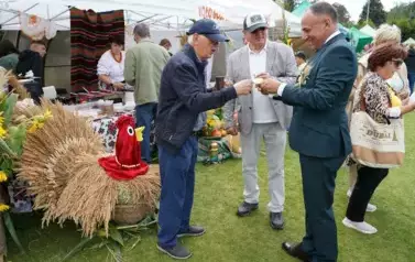 Z SZACUNKIEM DLA CHLEBA, Z DUMĄ O ROLNIKACH 102