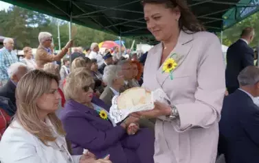 Z SZACUNKIEM DLA CHLEBA, Z DUMĄ O ROLNIKACH 107