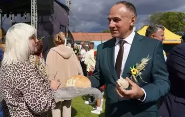 Z SZACUNKIEM DLA CHLEBA, Z DUMĄ O ROLNIKACH 109