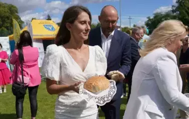 Z SZACUNKIEM DLA CHLEBA, Z DUMĄ O ROLNIKACH 111
