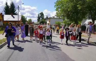 Z SZACUNKIEM DLA CHLEBA, Z DUMĄ O ROLNIKACH 153