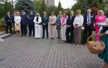 Z SZACUNKIEM DLA CHLEBA, Z DUMĄ O ROLNIKACH 180