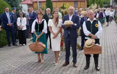 Z SZACUNKIEM DLA CHLEBA, Z DUMĄ O ROLNIKACH 182