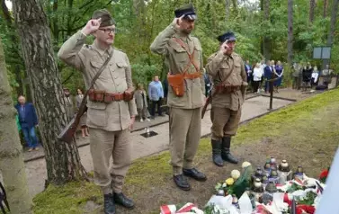 UCZCILI PAMIĘĆ PODPORUCZNIKA MICHAŁA GUMIŃSKIEGO &bdquo;CEZARA&rdquo; 2