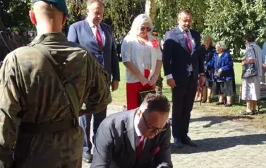 DELEGACJA POWIATU KOZIENICKIEGO ODDAŁA HOŁD POLEGŁYM ŻOŁNIERZOM 28 PUŁKU ARTYLERII LEKKIEJ 1