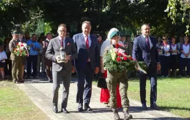 DELEGACJA POWIATU KOZIENICKIEGO ODDAŁA HOŁD POLEGŁYM ŻOŁNIERZOM 28 PUŁKU ARTYLERII LEKKIEJ 2