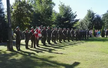 DELEGACJA POWIATU KOZIENICKIEGO ODDAŁA HOŁD POLEGŁYM ŻOŁNIERZOM 28 PUŁKU ARTYLERII LEKKIEJ 3