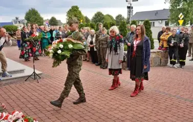 PATRIOTYCZNA NIEDZIELA W GNIEWOSZOWIE &ndash; UROCZYSTOŚCI KU CZCI LOTNIK&Oacute;W 6