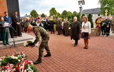 PATRIOTYCZNA NIEDZIELA W GNIEWOSZOWIE &ndash; UROCZYSTOŚCI KU CZCI LOTNIK&Oacute;W 8