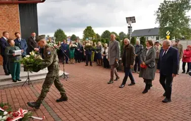 PATRIOTYCZNA NIEDZIELA W GNIEWOSZOWIE &ndash; UROCZYSTOŚCI KU CZCI LOTNIK&Oacute;W 15