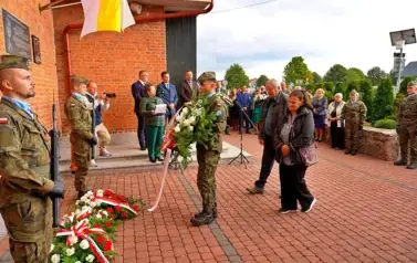 PATRIOTYCZNA NIEDZIELA W GNIEWOSZOWIE &ndash; UROCZYSTOŚCI KU CZCI LOTNIK&Oacute;W 16
