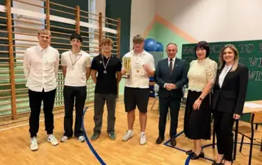 &bdquo;NAUCZYCIEL TO KTOŚ, KTO WIDZI W TOBIE WIĘCEJ, NIŻ TY SAM WIDZISZ!&rdquo; - ZIELONE LO ŚWIĘTUJE DZIEŃ EDUKACJI NARODOWEJ 10