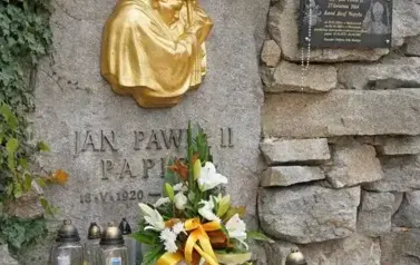 DELEGACJA SAMORZĄDU POWIATU KOZIENICKIEGO UCZCIŁA DZIEŃ PAPIEŻA JANA PAWŁA II 1